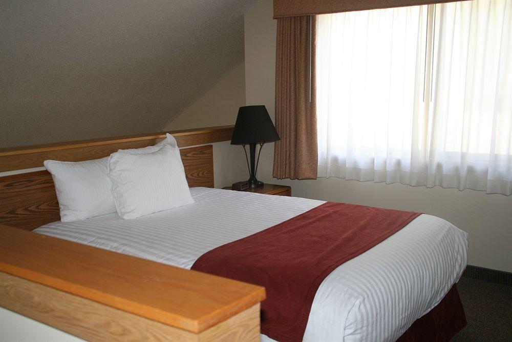 Sterling Hotel And Suites Clive المظهر الخارجي الصورة