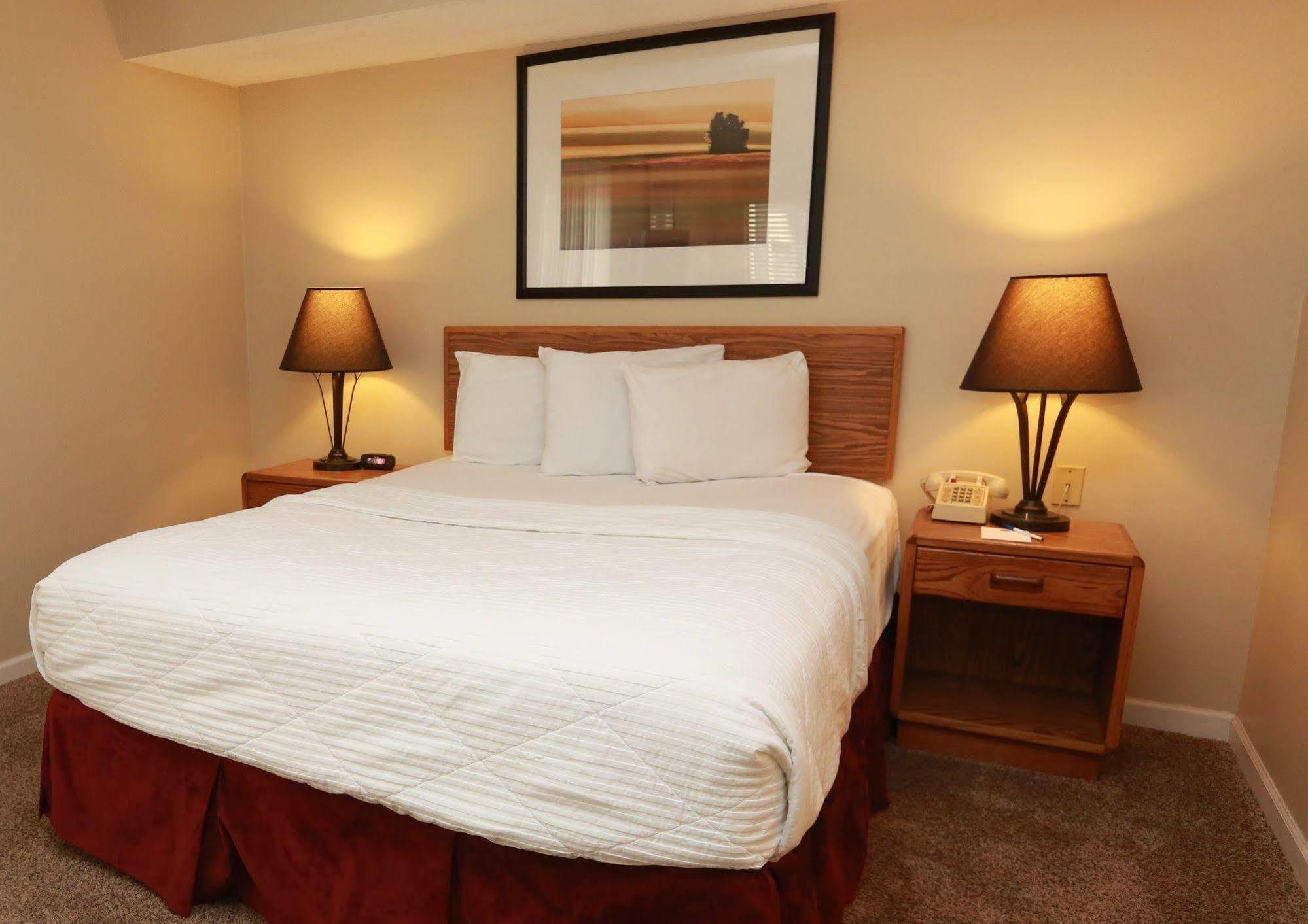 Sterling Hotel And Suites Clive المظهر الخارجي الصورة