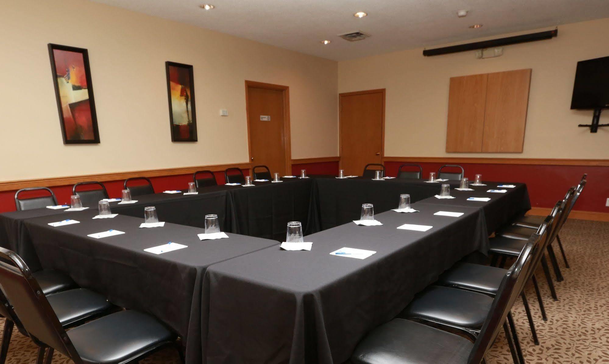 Sterling Hotel And Suites Clive المظهر الخارجي الصورة