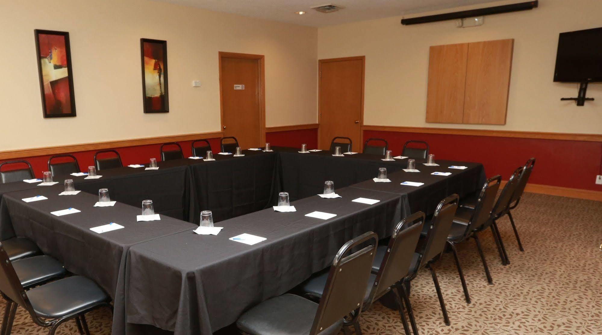 Sterling Hotel And Suites Clive المظهر الخارجي الصورة
