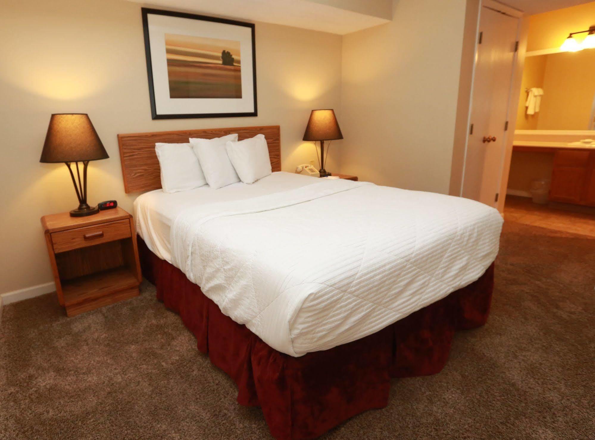 Sterling Hotel And Suites Clive المظهر الخارجي الصورة