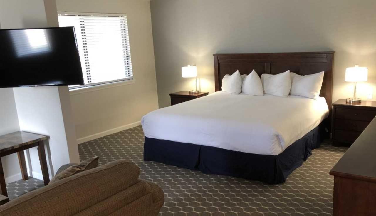Sterling Hotel And Suites Clive المظهر الخارجي الصورة